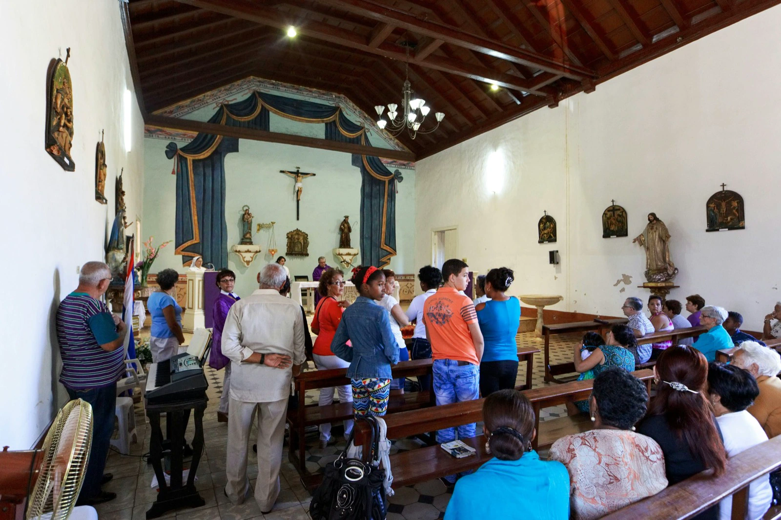 Grupo reunido en una iglesia durante un evento religioso