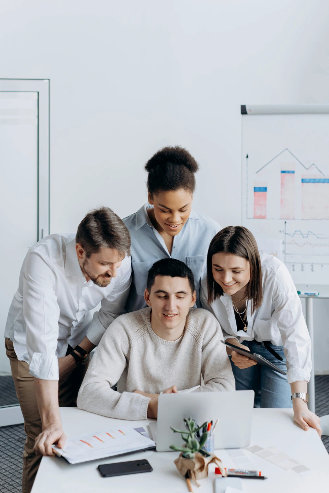 Equipo de trabajo reunido en un entorno corporativo