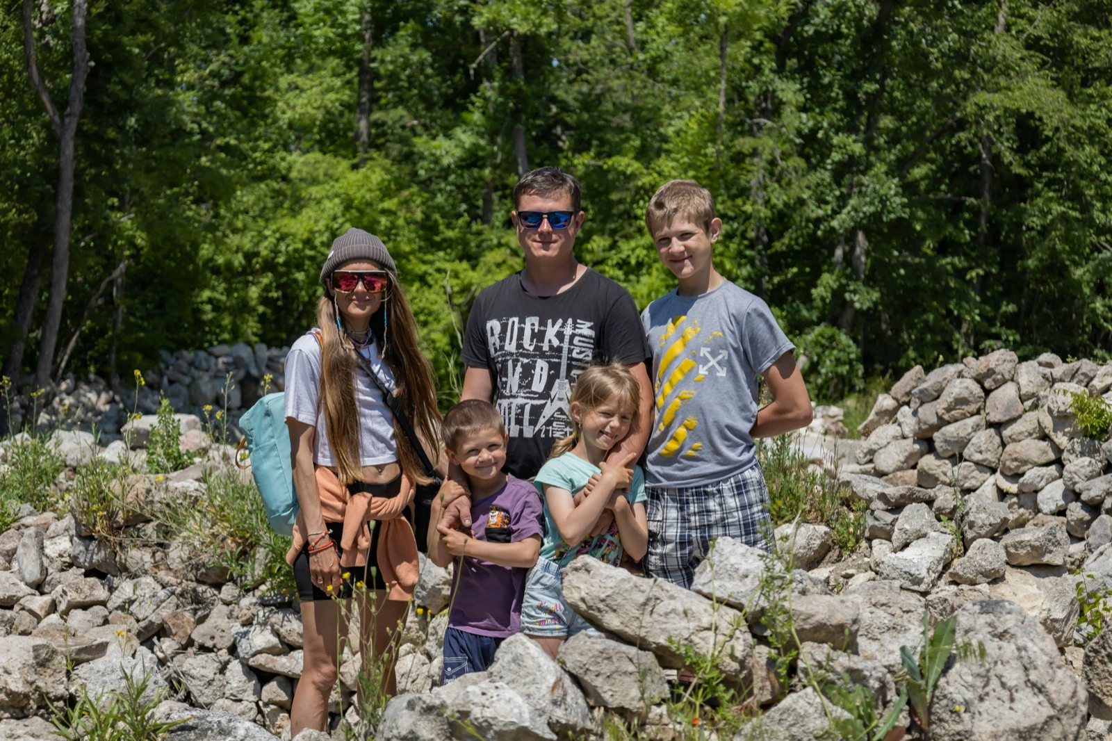 Familia durante una excursión o viaje turístico