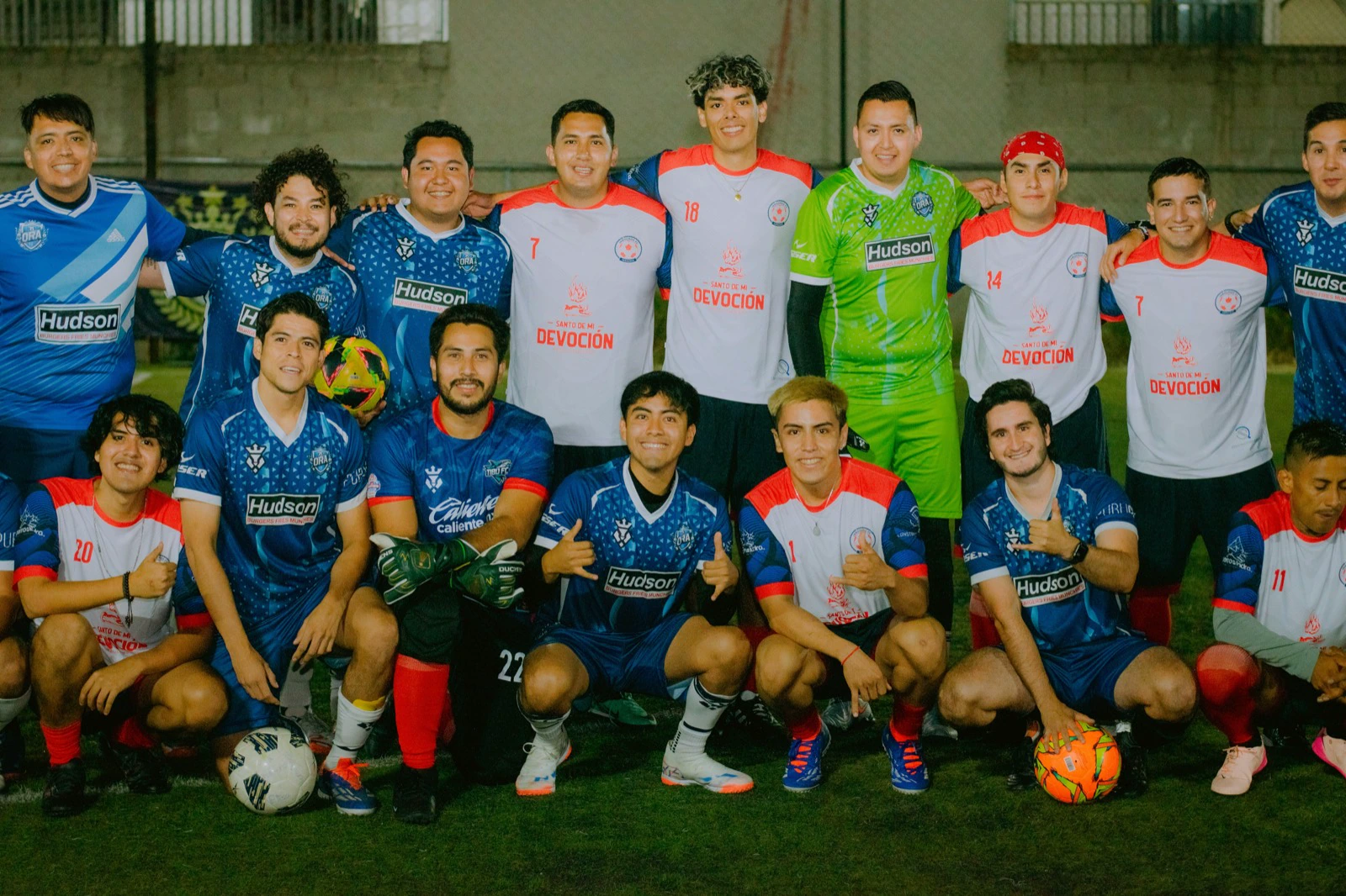 Equipo deportivo posando antes de una competencia