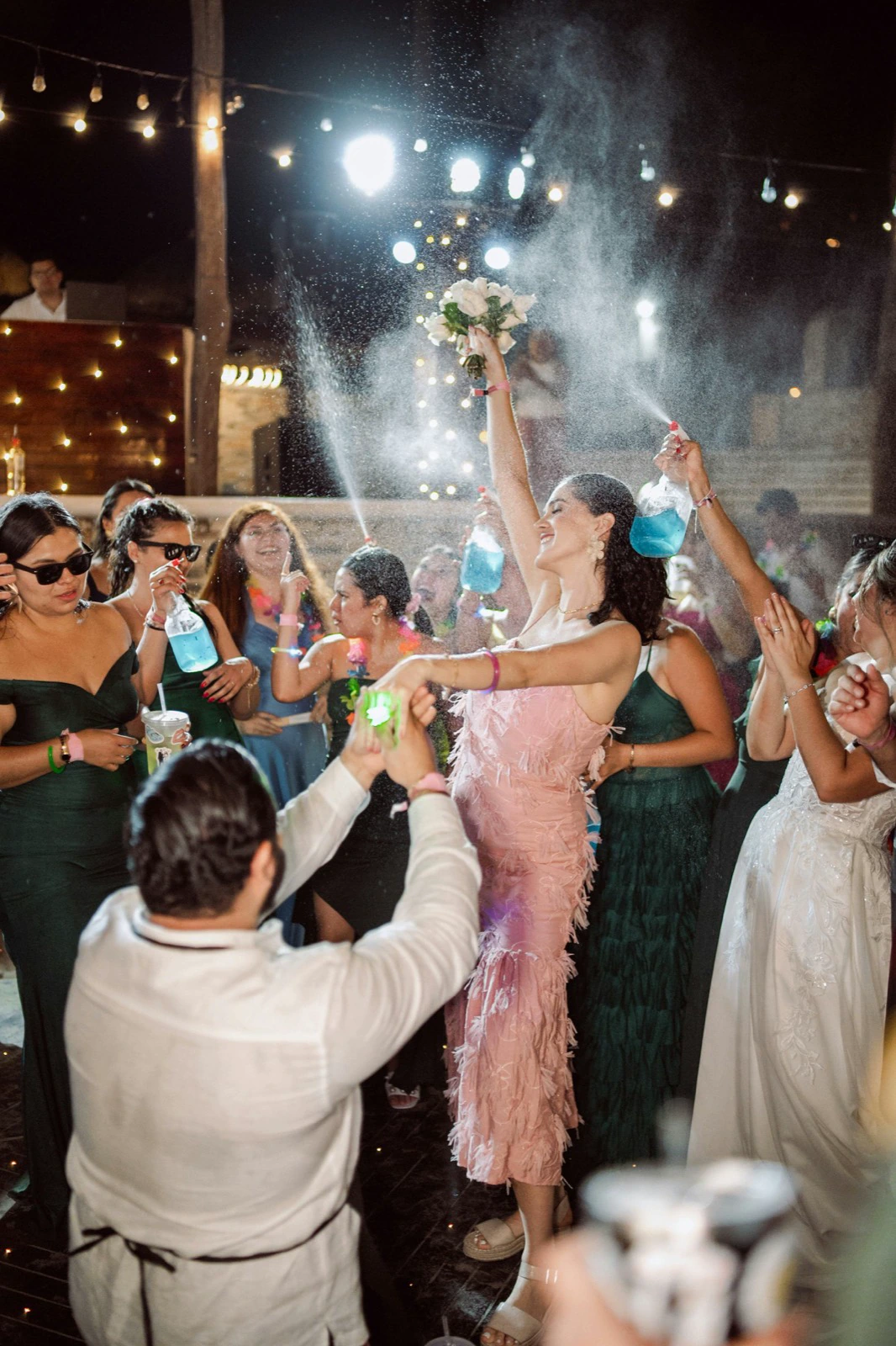Invitados celebrando en una boda o evento especial